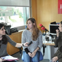La Laura Bernis durant l'entrevista a Paula Malia i Paula Ribó, dues de les components de The Mamzelles. / Font: Muses amb Traça